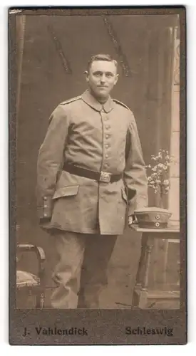 Fotografie J. Vahlendick, Schleswig, Uniformierter Soldat in Feldgrau mit Krätzchen