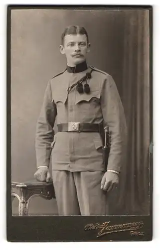 Fotografie Atelier Jammernegg, Graz, Annenstrasse 28, Österreichischer Soldat mit Schützenschnur in Uniform, Bajonett