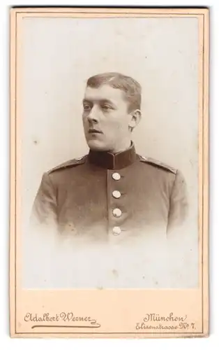 Fotografie Adalbert Werner, München, Elisenstrasse 7, Uniformierter Soldat im Portrait