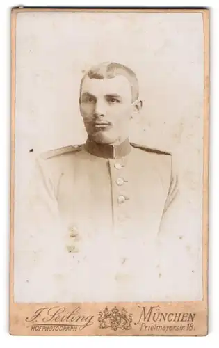 Fotografie F. Seiling, München, Prielmayerstrasse 18, Uniformierter Soldat mit pomadisierten Haaren