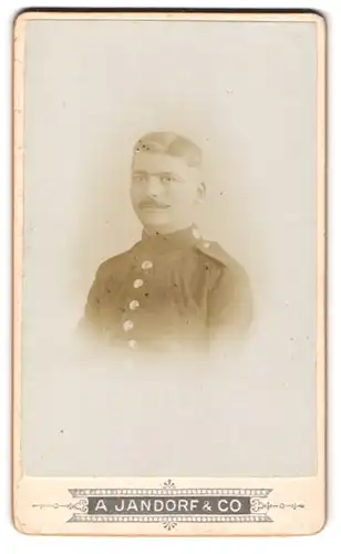 Fotografie A. Jandorf & Co., Berlin, Belle-Alliance-Strasse 1&2, Gestandener Soldat in Uniform mit Schnauzbart