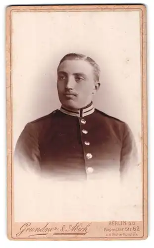 Fotografie Grundner & Abich, Berlin, Köpenicker-Strasse 62, Gardesoldat in Uniform im Portrait