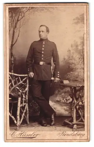 Fotografie C. Hüseler, Rendsburg, Prinzessinstrasse 340 /341, Uniformierter Soldat mit Bajonett und Portepee