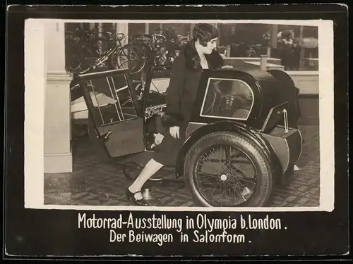 Fotografie Motorrad-Ausstellung London-Olympia, Dame steigt in überdachten Motorrad-Seitenwagen / Beiwagen