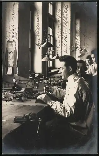 Fotografie unbekannter Fotograf, Ansicht Dresden, Uhrmacher bei der Arbeit in einer Uhren-Manufaktur 1911