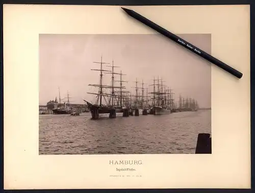 Fotografie Strumper & Co., Hamburg, Ansicht Hamburg, Segelschiffe im Hafen mit Dreimaster