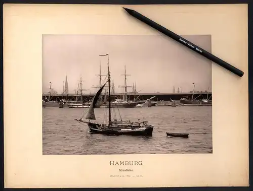 Fotografie Strumper & Co., Hamburg, Ansicht Hamburg, Strandhafen mit Segelboot und Dreimaster