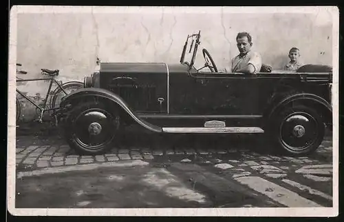 Fotografie Auto Opel Cabrio, stolzer Fahrer sitzt im Cabriolet