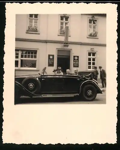 Fotografie Auto Mercedes Benz Cabrio, Herrren sitzen im Luxus-Cabriolet