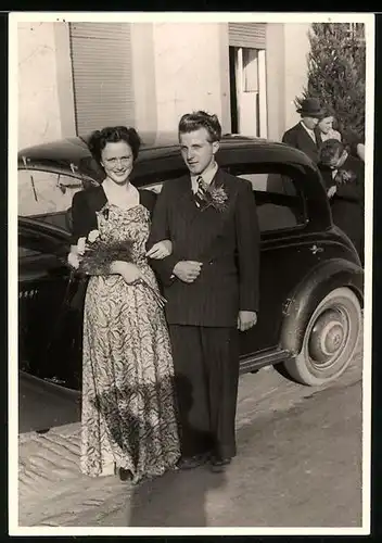 Fotografie Auto MercedesBenz, junges Paar neben schwarzem PKW 1951