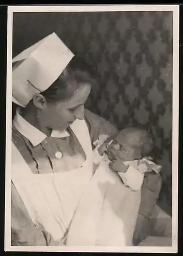 Fotografie Krankenschwester kümmert sich um neugeborenes Baby