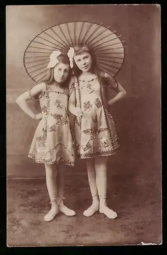 AK Zwei junge Variete-Künstlerinnen mit einem Schirm