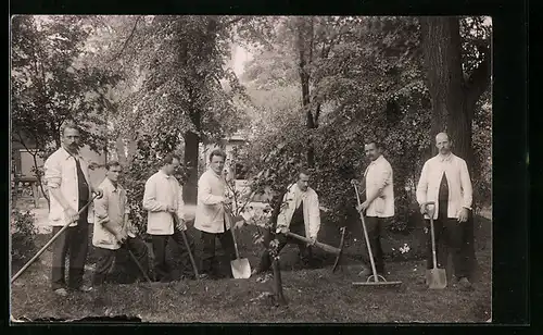 Foto-AK Gärtner bei der Arbeit