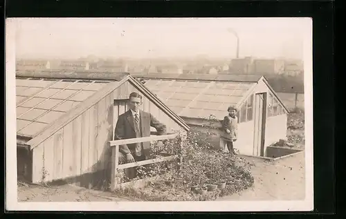 Foto-AK Mann und Kind im Garten