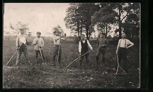 Foto-AK Männer beim Pflügen, Landwirtschaft