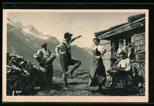 AK Sonntagmorgen auf der Alm, Männer und Frau in Trachten, Volkstanz