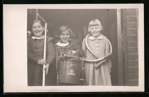 Foto-AK Drei Mädchen mit einem Staubsauger, Protos