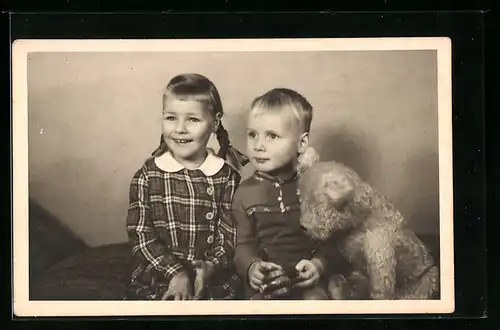 Foto-AK Bruder und Schwester mit einem Teddy