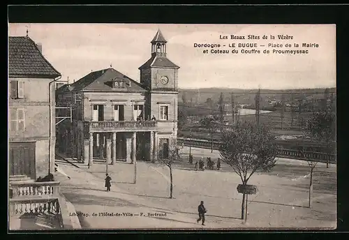 AK Le Bugue, Place de la Mairie et Coteau du Gouffre de Proumeyssac