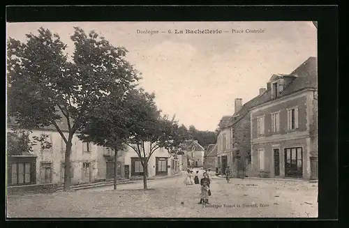 AK La Bachellerie, Place Centrale