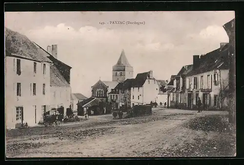 AK Payzac, Strassenpartie mit Kirche