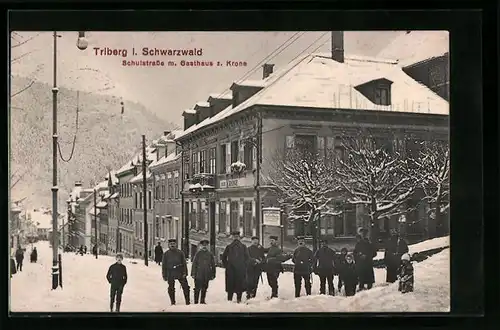 AK Triberg /Schwarzwald, Schulstrasse mit Gasthaus zur Krone und Soldatengruppe im Winter