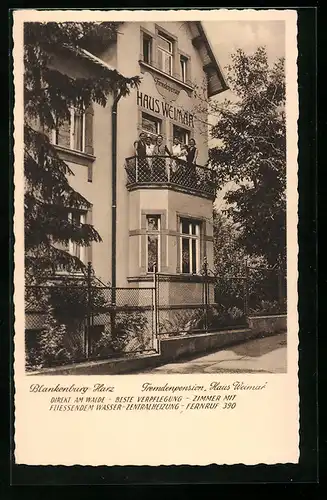 AK Blankenburg /Harz, Pension Haus Weimar, mit Gruppe auf dem Balkon