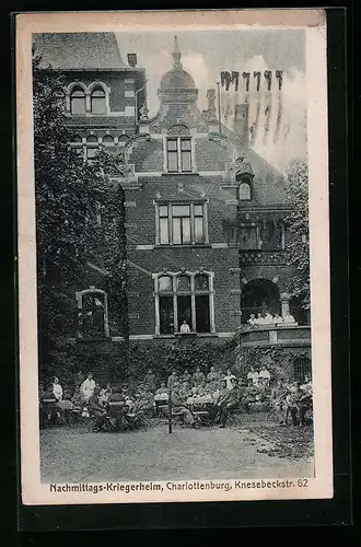 AK Berlin-Charlottenburg, Nachmittags-Kriegerheim in der Knesebeckstrasse 62, Gartenansicht mit Soldaten und Personal