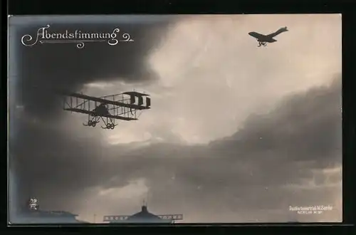 Foto-AK Sanke Nr. 37: Berlin, Flugplatz Johannisthal, Abendstimmung mit zwei Flugzeugen in der Luft