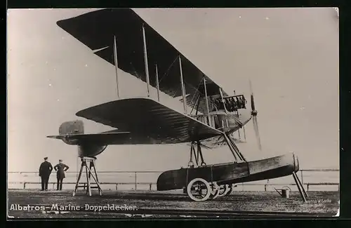 Foto-AK Sanke: Albatros-Marine-Doppeldecker auf dem Flugfeld