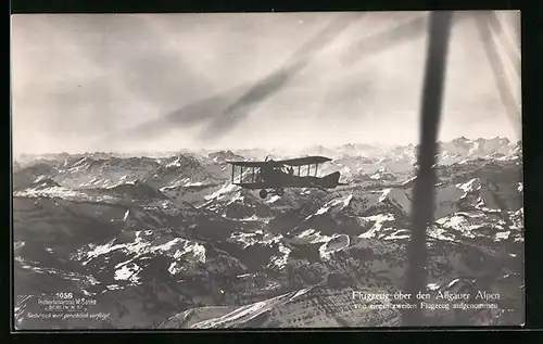 Foto-AK Sanke Nr. 1056: Flugzeug über den Allgäuer Alpen, von einem zweiten Flugzeug aufgenommen