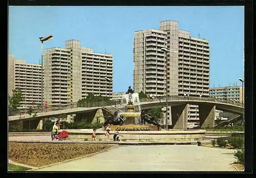 AK Halle-Neustadt, Brunnen an der Magistrale, Hochhäuser