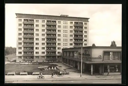 AK Halle /Saale, Paul-Suhr-Strasse mit Hochhaus