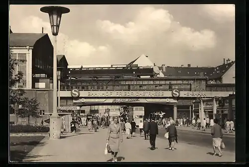 AK Berlin, Bahnhof Friedrichstrasse mit Doppeldeck-Omnibus