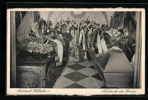 AK Potsdam, Geschmückte Gruft in der Garnisonkirche mit dem Sarg Friedrichs II.
