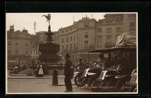 AK London, Polizist regelt den Verkehr vor einem Brunnen