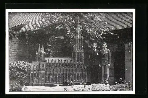 AK Ulmer Münster als Modell, mit den Erbauern Johann und Wilh. Dreikausen