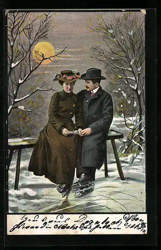AK Paar mit Schlittschuhen, auf einer Bank sitzend