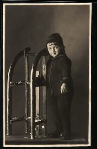 Foto-AK Kleiner Junge mit seinem Schlitten
