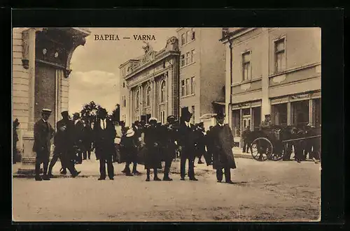 AK Varna, Strassenpartie mit Passanten