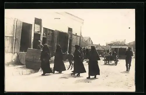 AK Üsküb, Strassenbild mit Frauen in Burkas