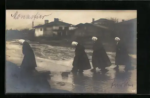 AK Monastir, Fromme Frauen in Monastir