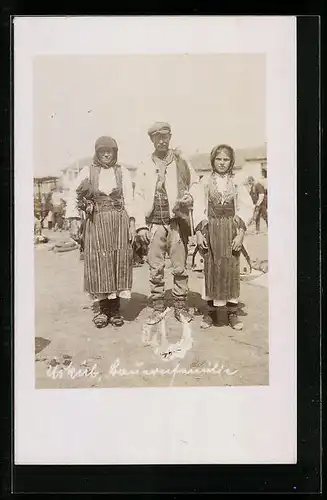 AK Üskueb, Eine Familie auf dem Markt