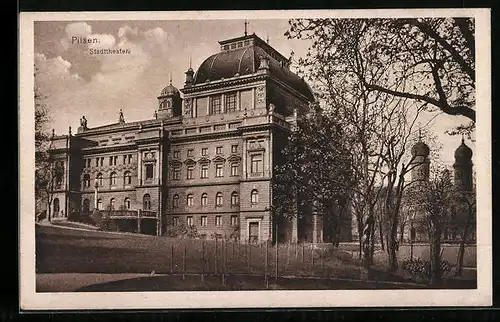 AK Pilsen, Das Stadttheater, im Hintergrund die Synagoge