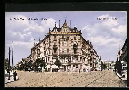 AK Berlin-Spandau, Strasseneck Schönwalderstrasse und Neuendorferstrasse mit Geschäften