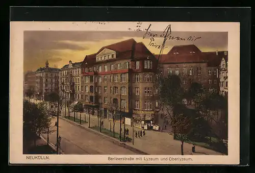 AK Berlin-Neukölln, Berlinerstrasse mit Lyzeum, Oberlyzeum und Geschäft