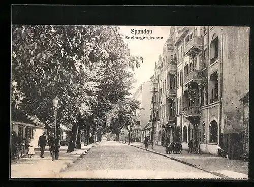 AK Berlin-Spandau, Seeburgerstrasse mit Passanten