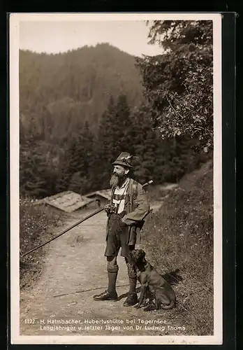 AK Tegernsee, Hubertushütte mit Jäger Dr. Ludwig Thoma mit Hund