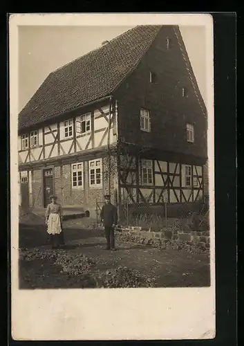 AK Edemissen, Frau und Mann vor einem Fachwerkhaus