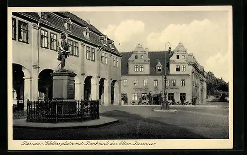 AK Dessau, Schlossplatz mit Denkmal des Alten Dessauer